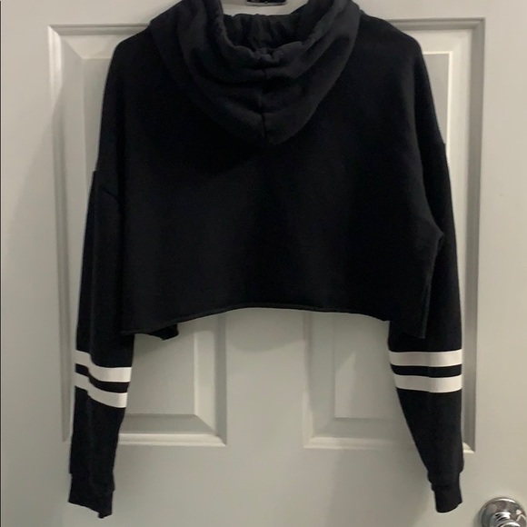 BLACK&WHITE MED NEW YORK NEW YORK CROP TOP HOODIE - Picture 2 of 4